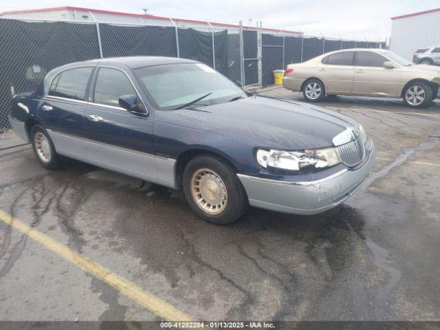  Salvage Lincoln Towncar