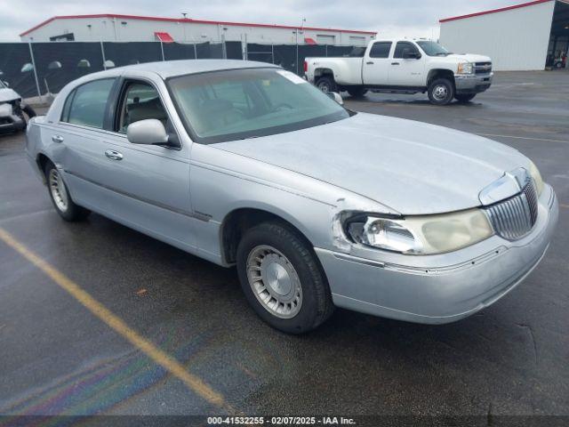  Salvage Lincoln Towncar