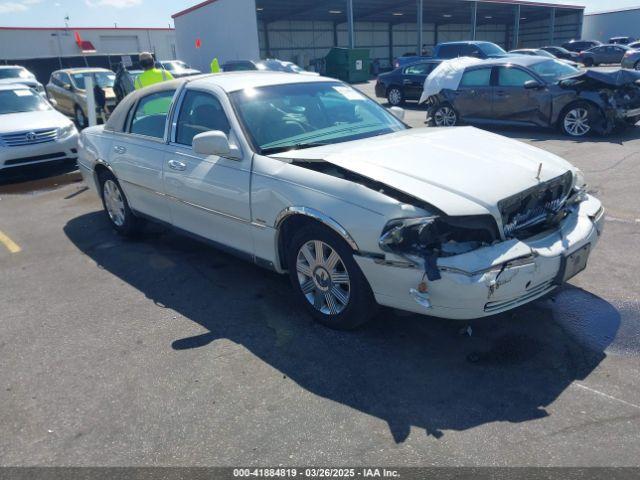  Salvage Lincoln Towncar