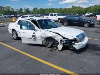  Salvage Lincoln Towncar