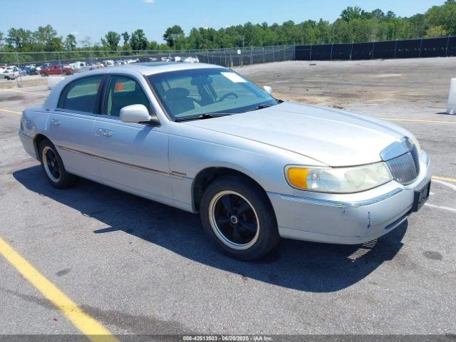  Salvage Lincoln Towncar