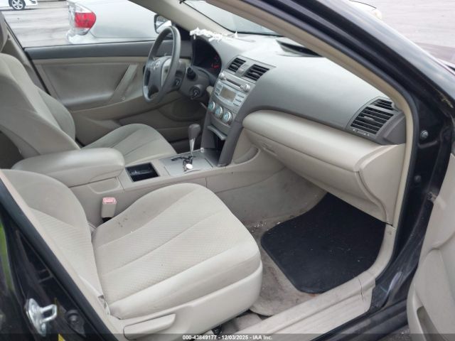 Toyota Camry Le Image 4