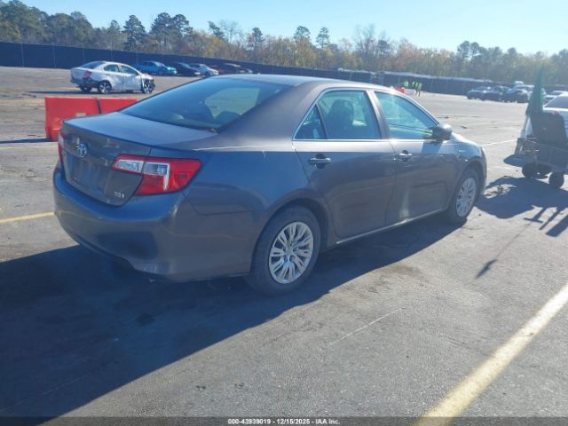 Toyota Camry Le Image 3