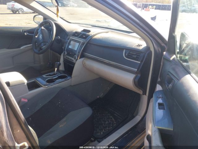 Toyota Camry Le Image 7