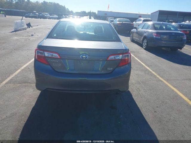 Toyota Camry Le Image 2