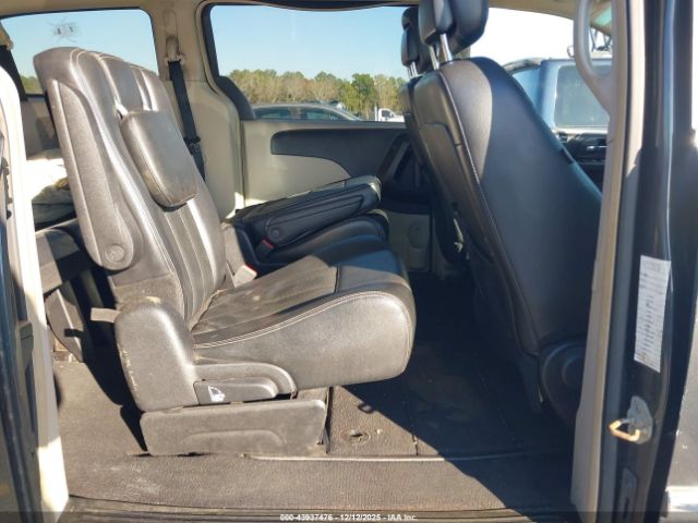 Chrysler Town & Country Touring Image 2