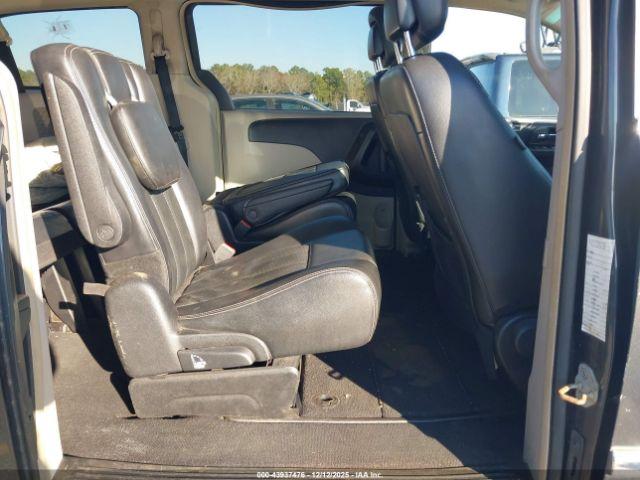 Chrysler Town & Country Touring Image 2