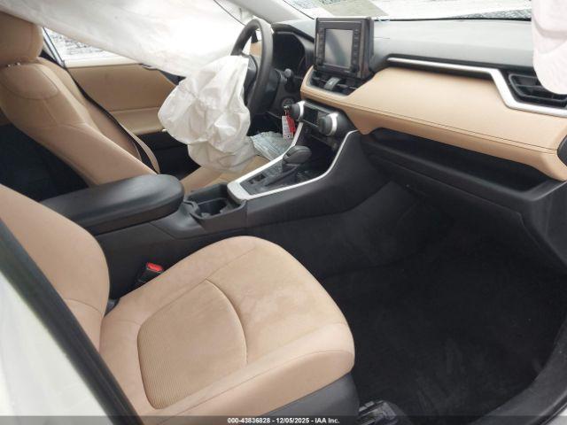 Toyota RAV4 Le Image 2