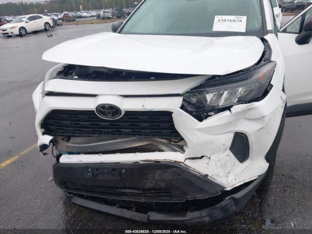 Toyota RAV4 Le Image 6