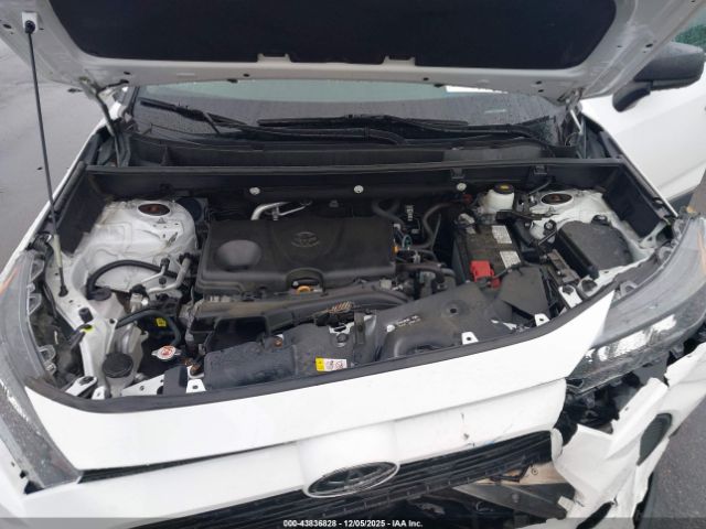 Toyota RAV4 Le Image 9