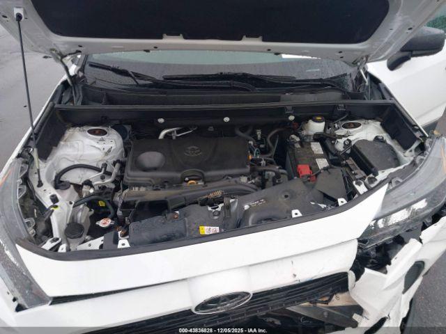 Toyota RAV4 Le Image 9