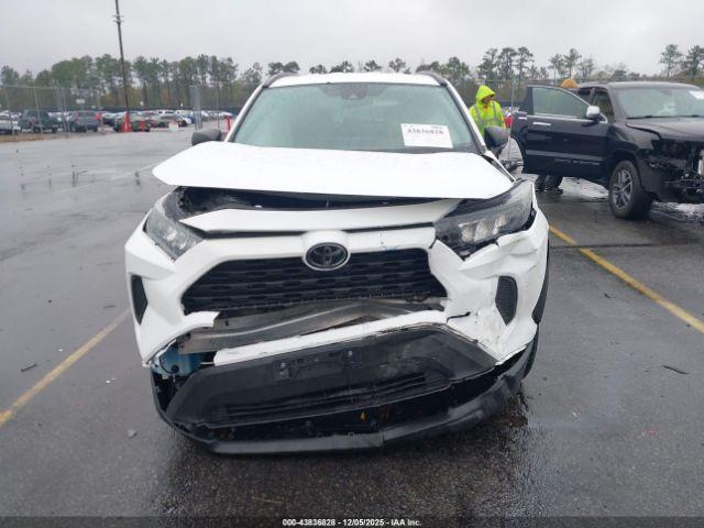 Toyota RAV4 Le Image 7