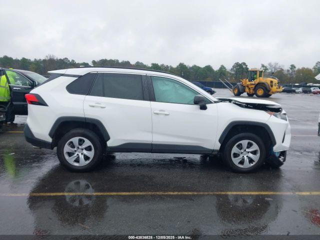 Toyota RAV4 Le Image 11