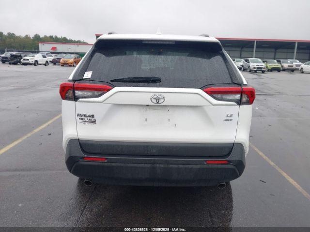 Toyota RAV4 Le Image 13