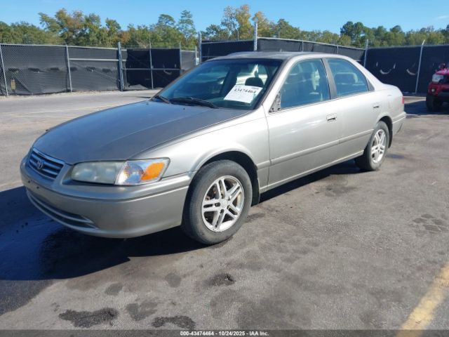 Toyota Camry Le Image 8
