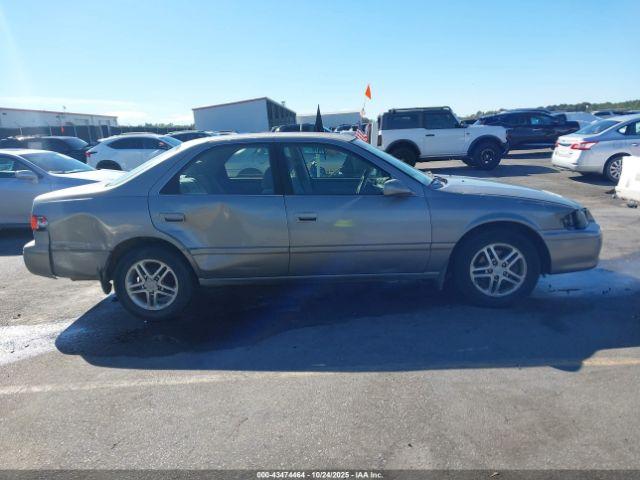 Toyota Camry Le Image 15