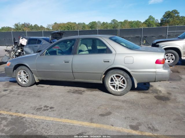 Toyota Camry Le Image 16
