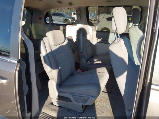 Chrysler Town & Country Touring Image 9