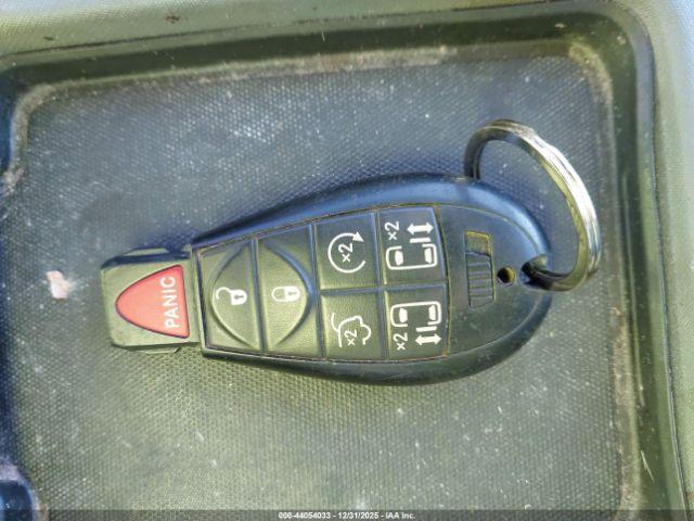 Chrysler Town & Country Touring Image 8