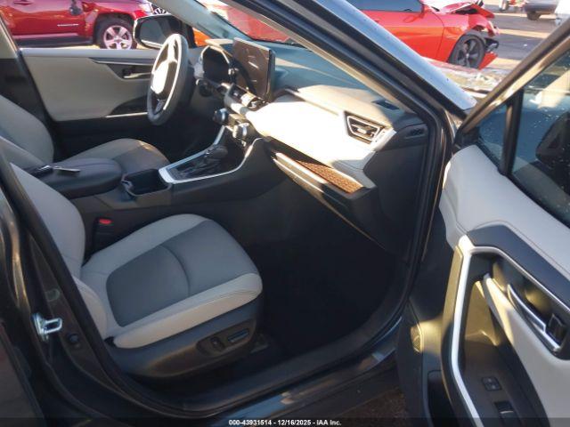 Toyota RAV4 Limited Image 9