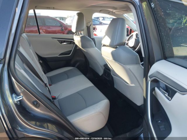 Toyota RAV4 Limited Image 10