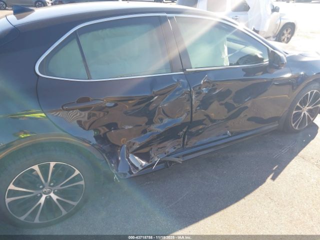 Toyota Camry Se Image 6