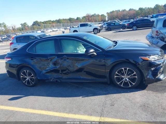 Toyota Camry Se Image 13