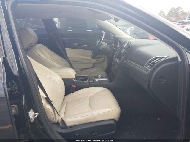 Chrysler 300c Image 14