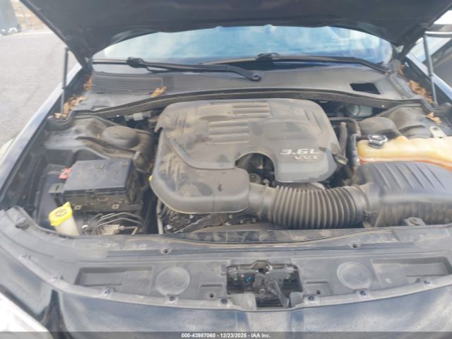 Chrysler 300c Image 11