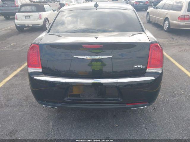 Chrysler 300c Image 10