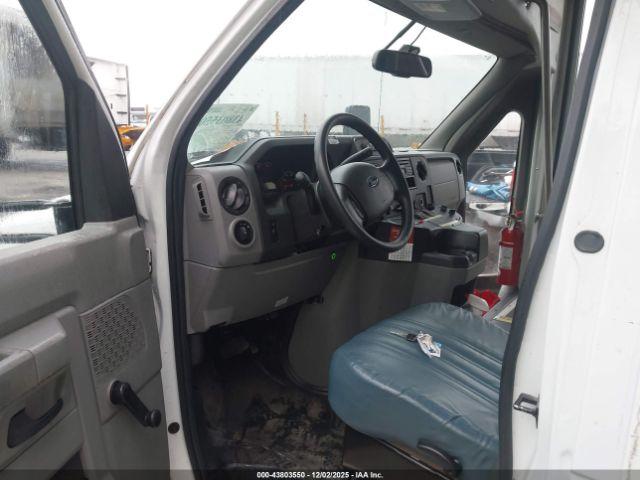 Ford E-450 Image 12